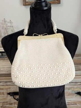 Hong Kong White/Cream Beaded Pearlized Lucite Kiss Lock Handbag Vintage